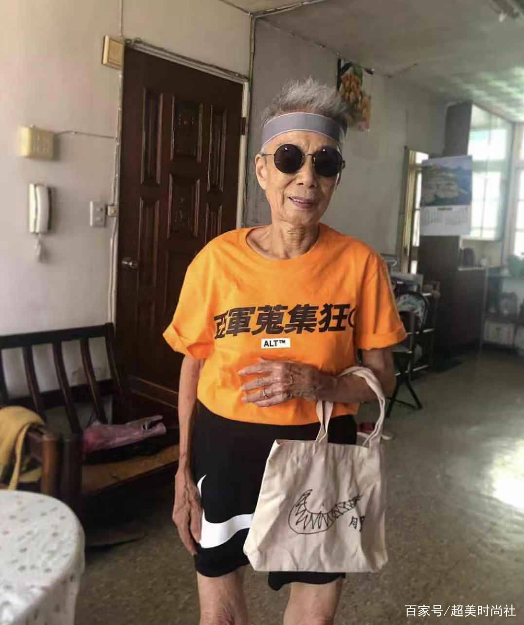 颜色|91岁奶奶每天穿潮服买菜！身高145的她不仅超会穿，还会DIY