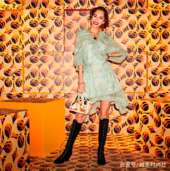 后首|超杀女出柜后首现COACH秀场!水原希子俏皮大表姐童趣,谁更美?