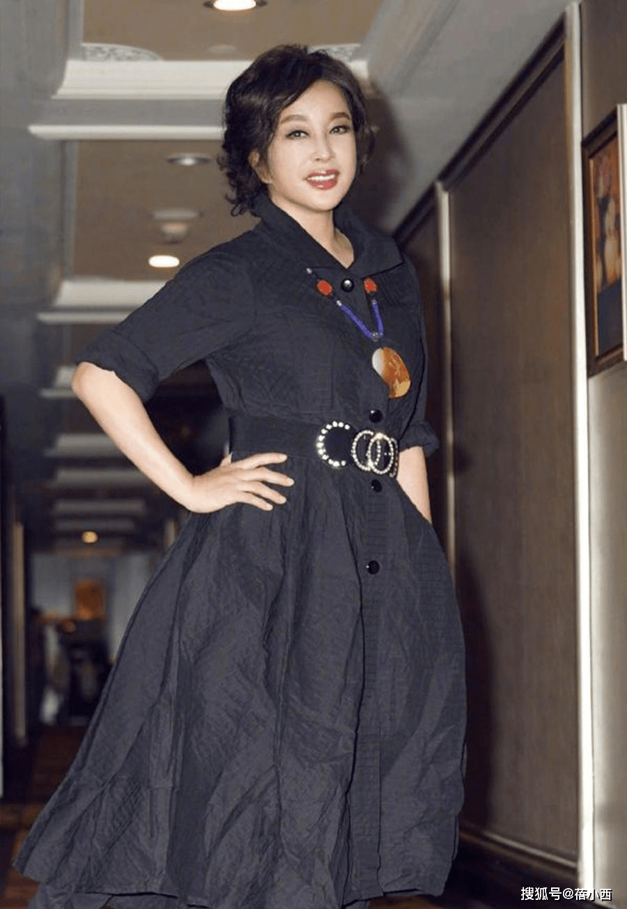 身材|刘晓庆再次美出新高度，“丰满身材”穿银裙子好美，看着只有38岁