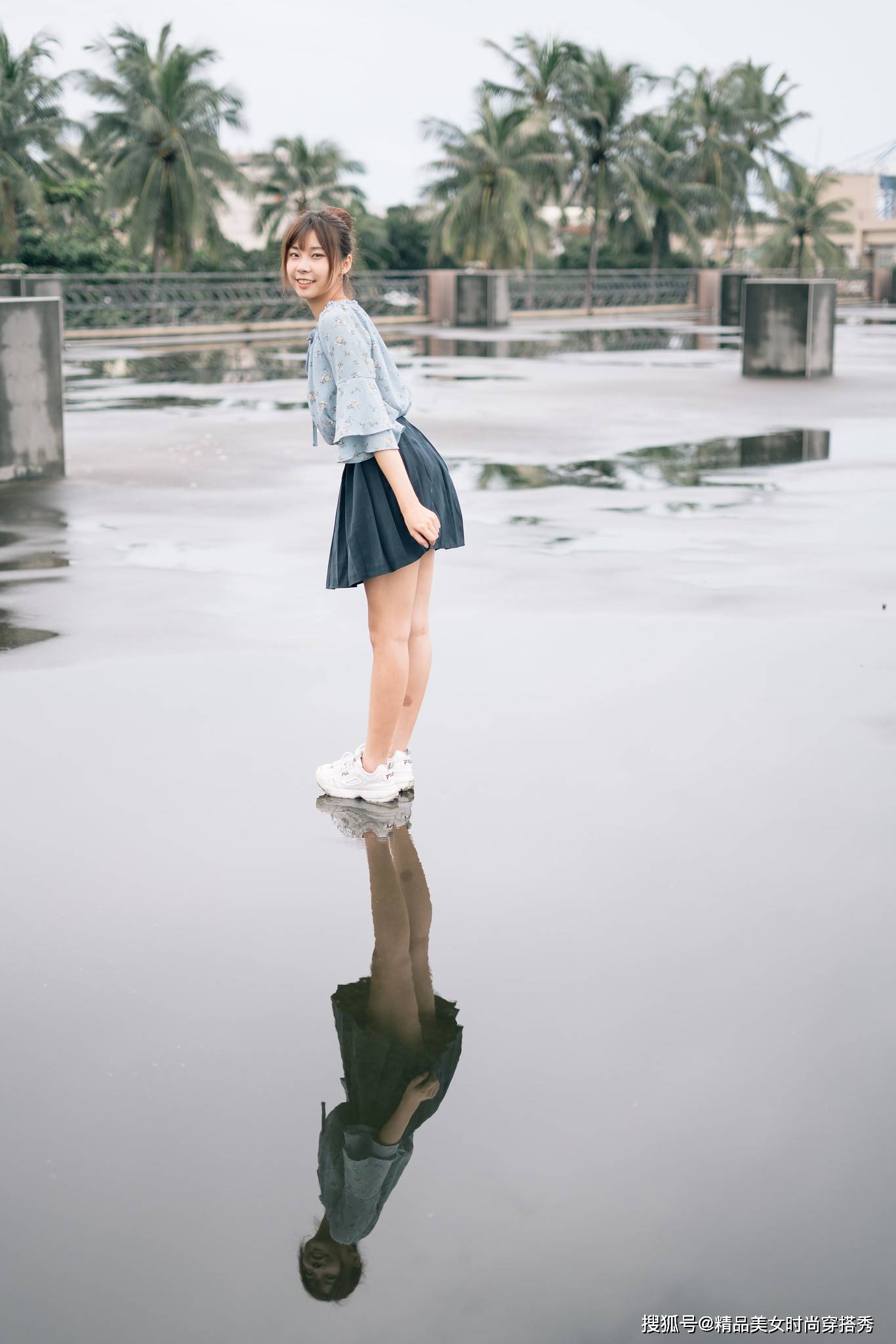 短裙|小碎花搭配百褶短裙，让你轻松拥有大长腿，整体的造型简约大气