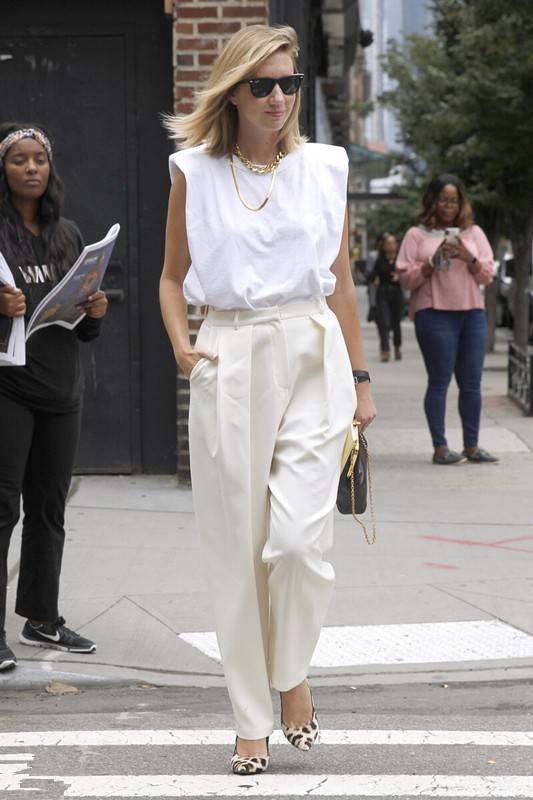 一身|比牛仔裤优雅、比小黑裤清爽,今夏“小白裤”火了