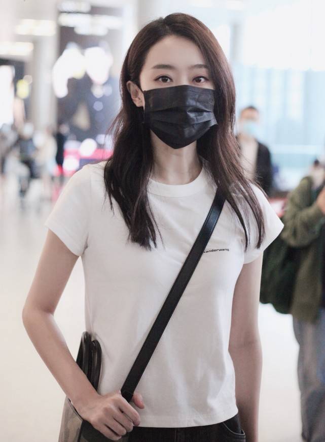 张小斐|烂大街的白T恤配黑裤子，张小斐穿出个性洋气，好气质功不可没