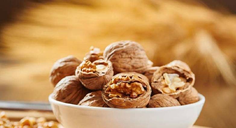 亚麻油|吃核桃的最佳时间是早上，还是晚上？其实这个时间吃效果更好！