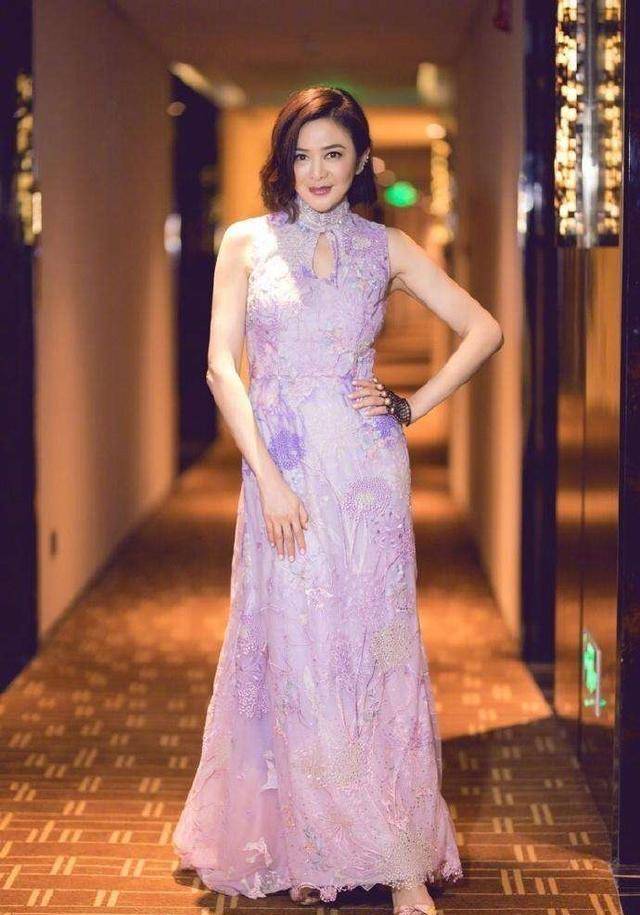女神|关之琳真是不老女神！身穿一条墨绿色吊带长裙高级减龄，优雅大气