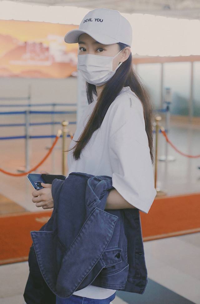 张小斐|烂大街的白T恤配黑裤子，张小斐穿出个性洋气，好气质功不可没