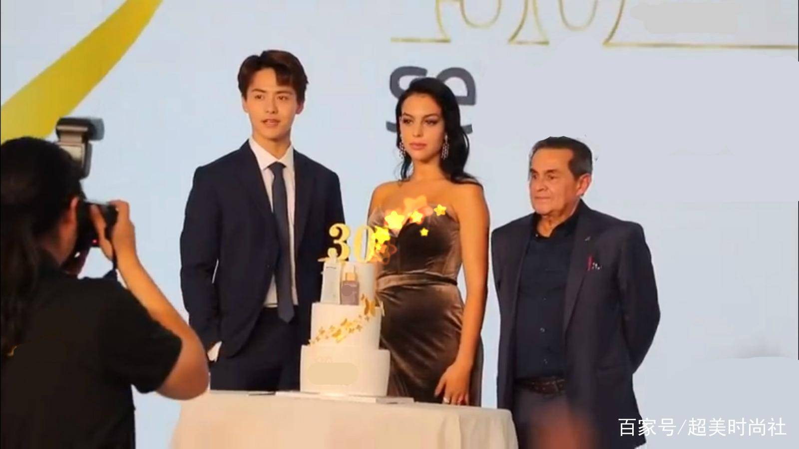 上海|C罗女友和马天宇同框!穿抹胸开叉裙,机场造型总价超12万太壕气