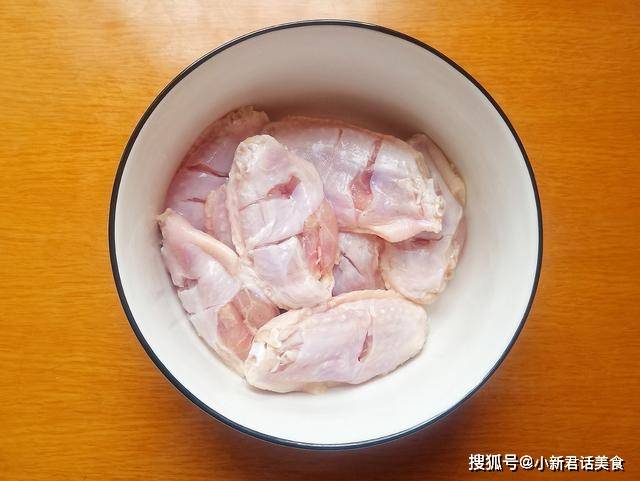 烤箱|烤翅这样做，味道赛过kfc，鲜香诱人，肉嫩多汁，一次一斤不够吃