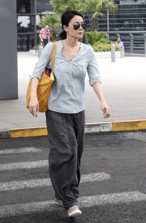 灯笼裤|王菲真不拿自己当明星!穿亚麻衫配灯笼裤,朴素穿搭难掩耀眼光芒