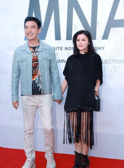 黑色|钟镇涛携小12岁妻子的亮相，范姜特意穿黑色T恤，缩短两人年龄感