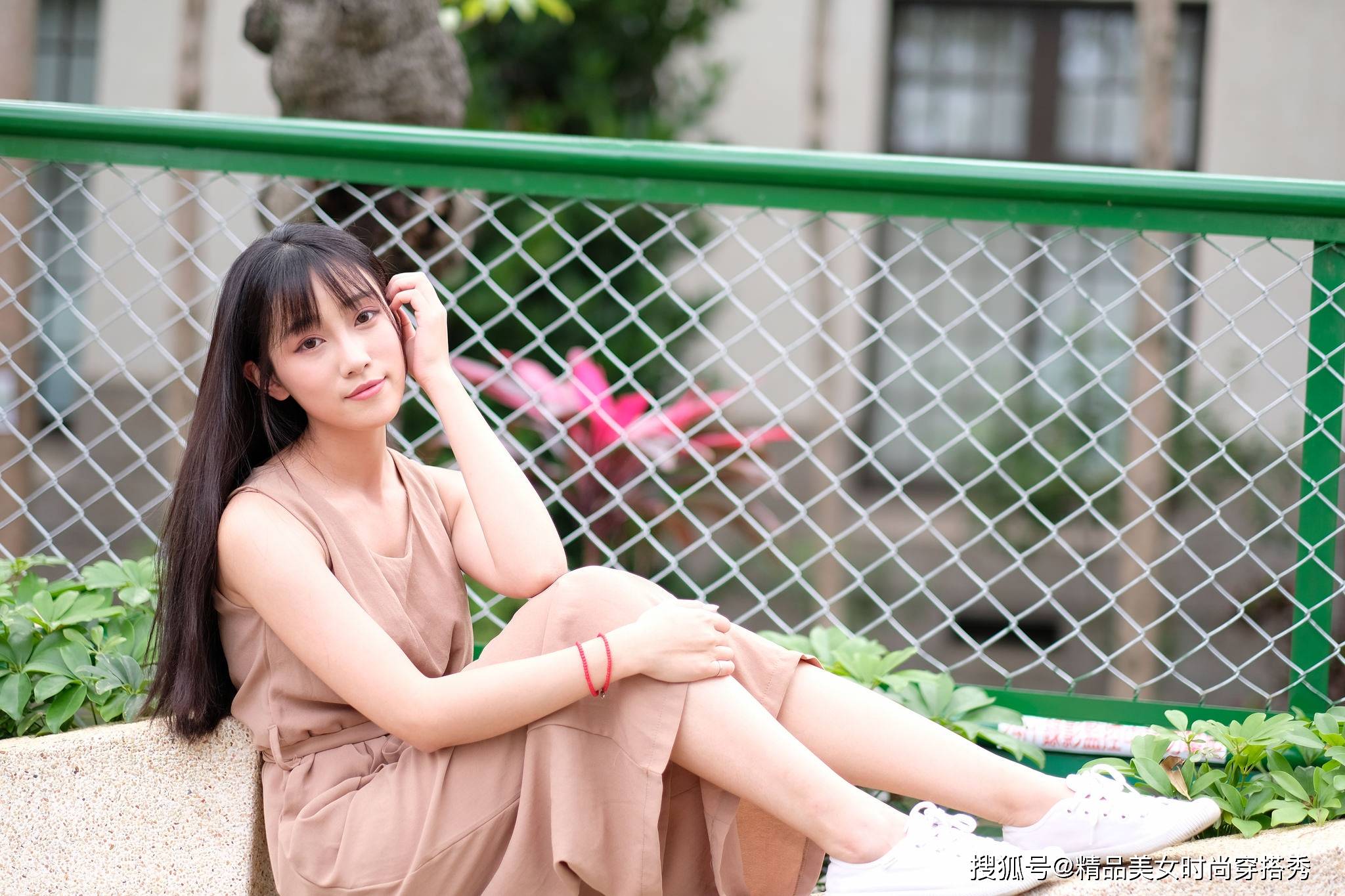 设计|棕色连体裤设计时尚，风格百变，搭配一双小白鞋简约又帅气