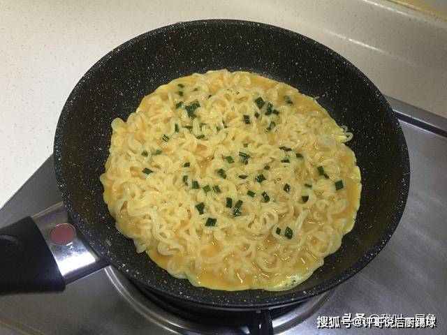 煎饼|早餐面条这样做，加两鸡蛋平底锅煎一煎五分钟就上桌，解馋还顶饱