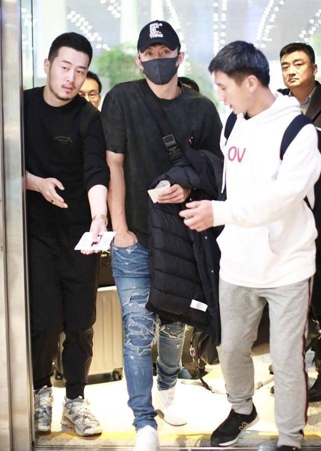 黑色|黄景瑜气场太足，穿白T搭黑色短衬衫，手臂青筋暴起男子气概爆棚