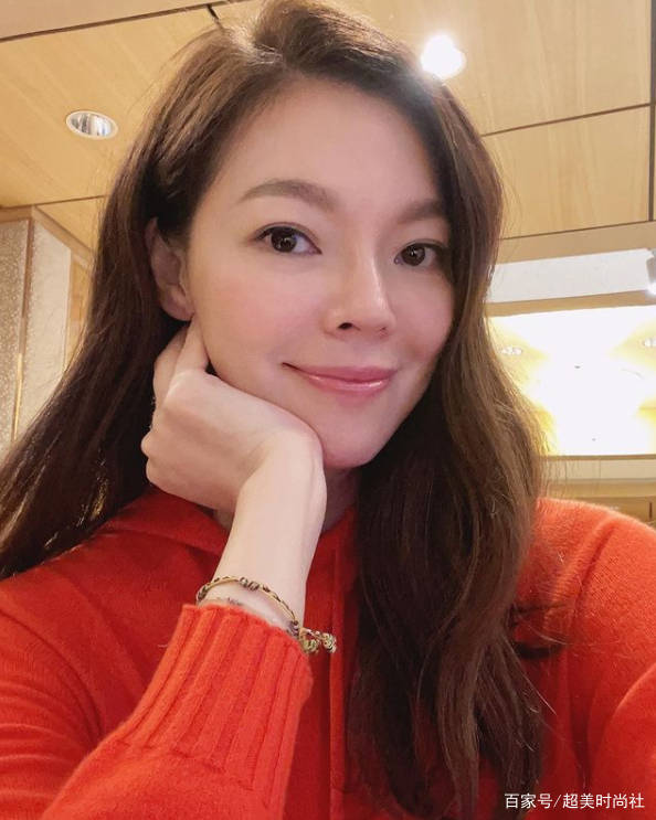 好身材|富士康老板娘又登杂志！穿一字肩红裙戴奢华珠宝，贵妇气场十足