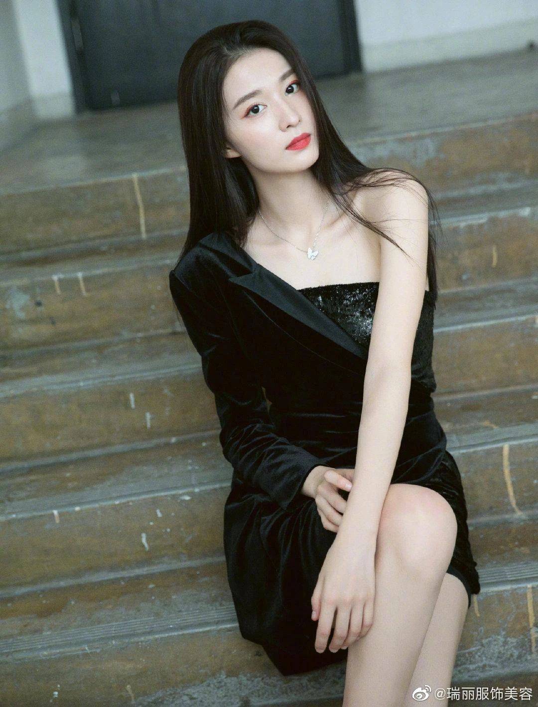 演艺圈|王楚然百变美图太清冷妖娆！雪肤娇嫩魅力不可小觑