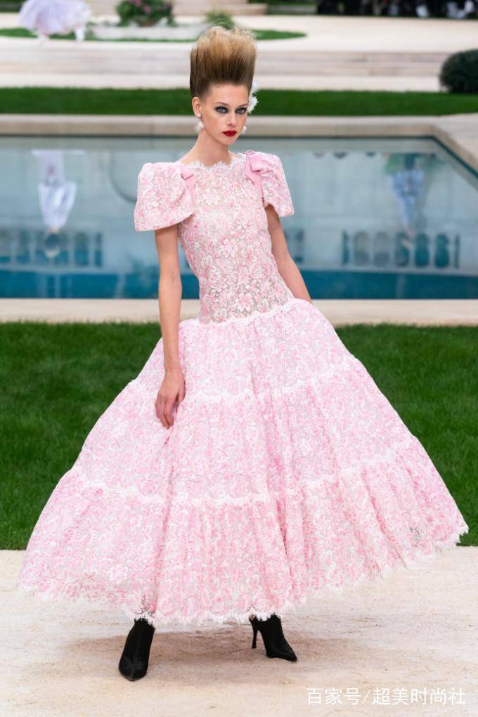 Chanel|高定周暮光女深V西装帅出新高度！嫁入豪门的网红晚晚也来看秀？