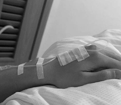 张哲瀚晒出一组抽血打针照 为何配上 四面楚歌 的歌词 工作