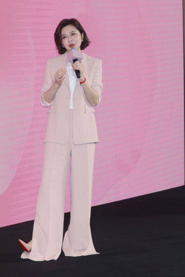 女神|关之琳真是不老女神!身穿一条墨绿色吊带长裙高级减龄,优雅大气
