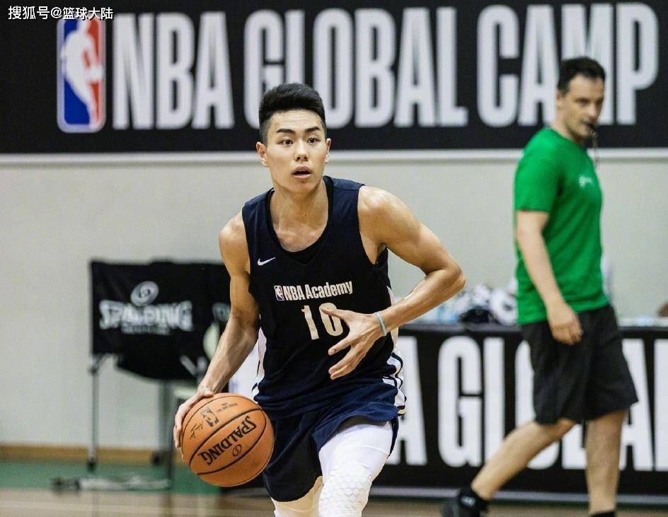 李添荣,身高1米90,双能卫,00年出生的小将,曾经效力过北京首钢青年队