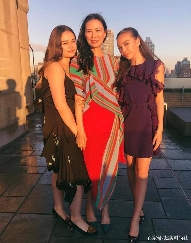 克洛伊|邓文迪大女儿发胖不自控，从小混迹名媛圈，和众明星合照站C位