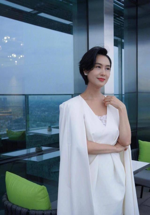 活动|朱茵不愧是国民女神,穿白色斗篷裙亮相活动,打扮赚足眼球