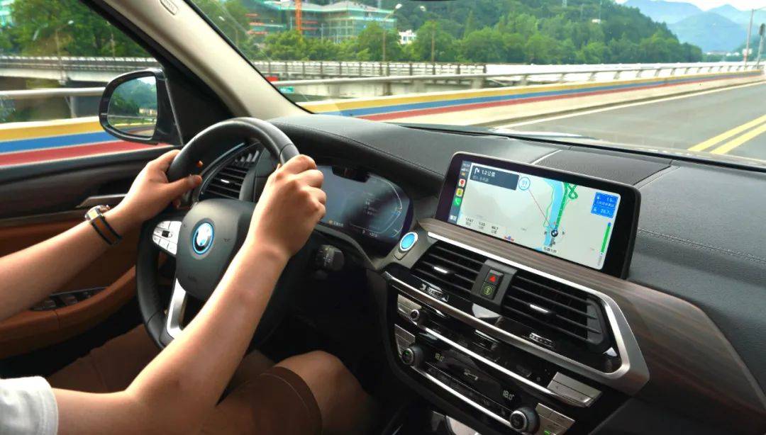 我们将宝马ix3开出了554km远超官方续航里程