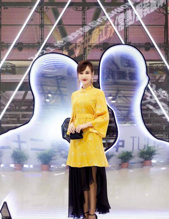 郭晶晶|郭晶晶出席中华文化活动，摩登又得体，C位十足亮眼