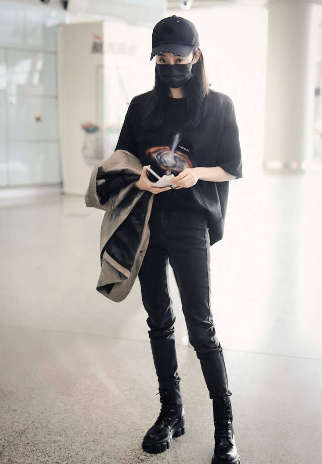 张小斐|烂大街的白T恤配黑裤子，张小斐穿出个性洋气，好气质功不可没