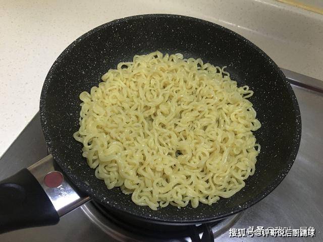煎饼|早餐面条这样做，加两鸡蛋平底锅煎一煎五分钟就上桌，解馋还顶饱