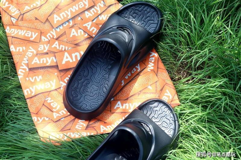 淌水|炎夏跑者，释放脚压！咕咚运动舒缓拖鞋体验