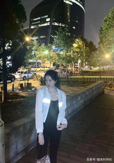 黑色|华谊千金帅气男友曝光！两人高级餐厅约会，她穿黑色小吊带秀身材