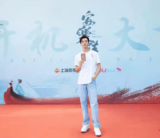 进行|龚俊成新晋顶流！梳古装发型穿牛仔裤大长腿吸睛，搭档热巴配一脸