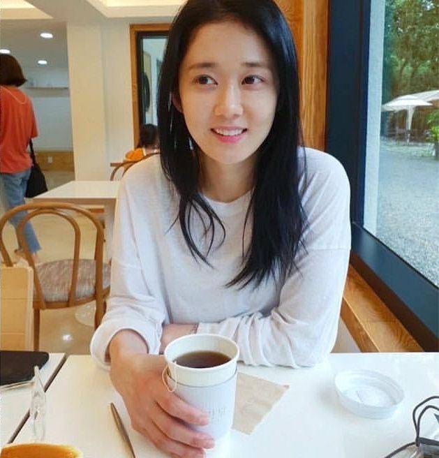 材质|张娜拉喝下午茶，穿白色长袖娃娃脸不显老，40岁老戏骨还是少女颜