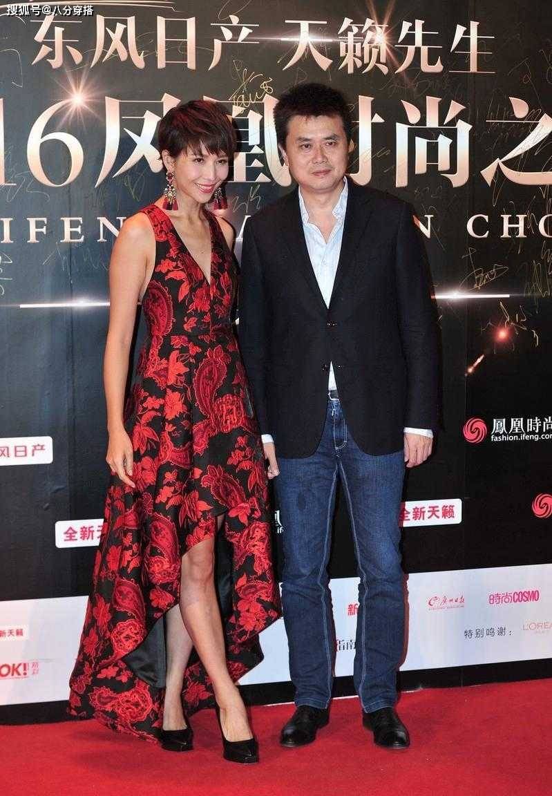 蔡少芬|蔡少芬真是“辣妈圈顶流”,穿印花V领连衣裙成熟高贵,气场全开