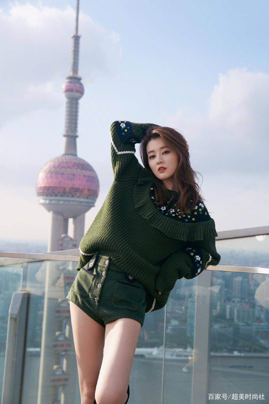 夏天|女明星都不怕热吗？乔欣30度以上穿毛衣，刘雯为了美也是拼了