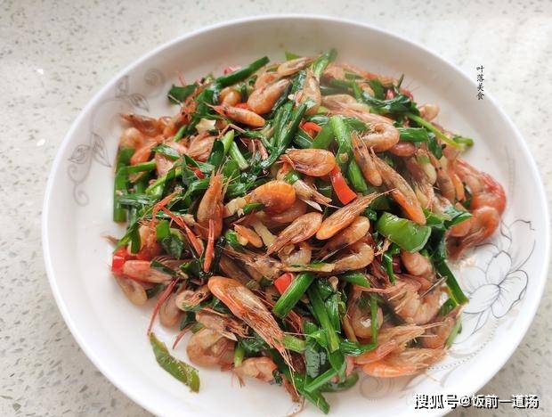 原创用韭菜炒小河虾虾米鲜香酥脆开胃又好吃不容错过的家常菜