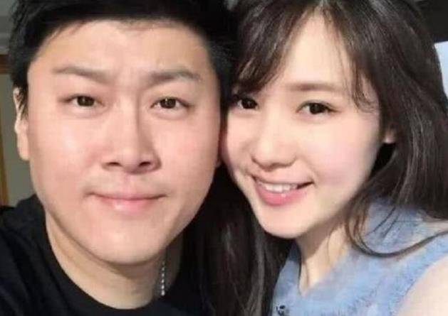 而这两个人之间的男人就是霍思燕的前男友杨溢,相信大家应该也都知道