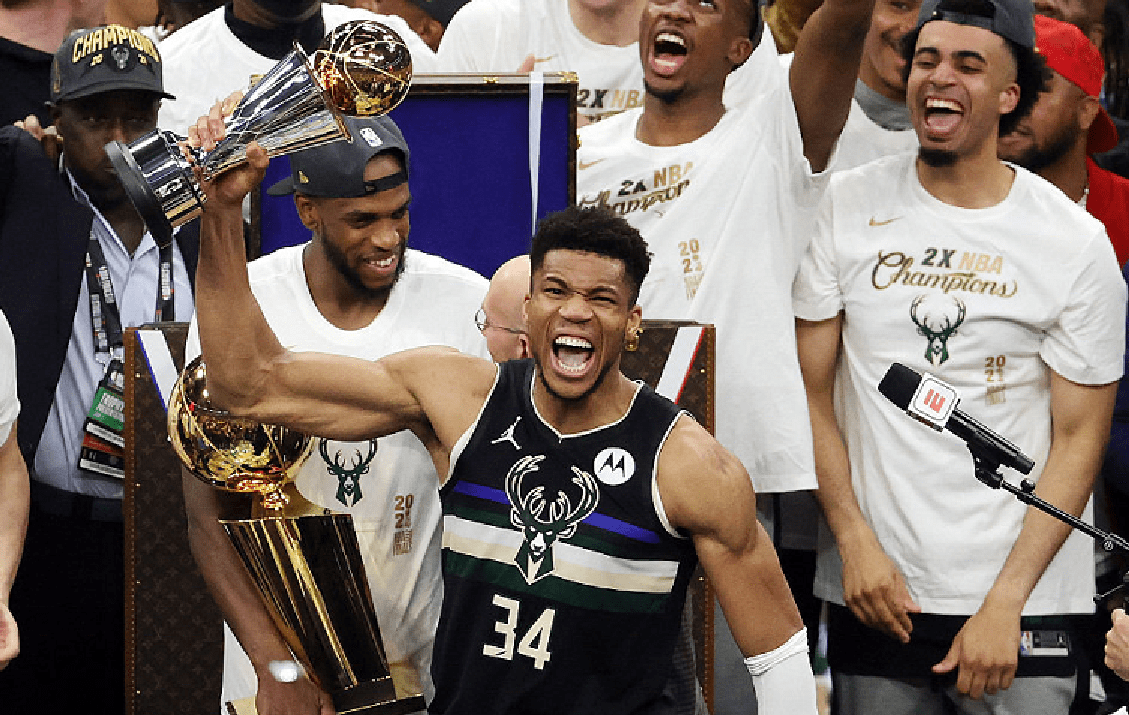 原创超同期詹姆斯字母哥26岁夺冠奥尼尔称赞你现在是唯一的超人