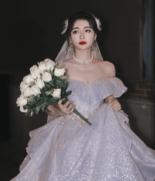 喻言很|THE9成员穿婚纱，虞书欣公主范，喻言很个性，看到她：缺新郎吗?