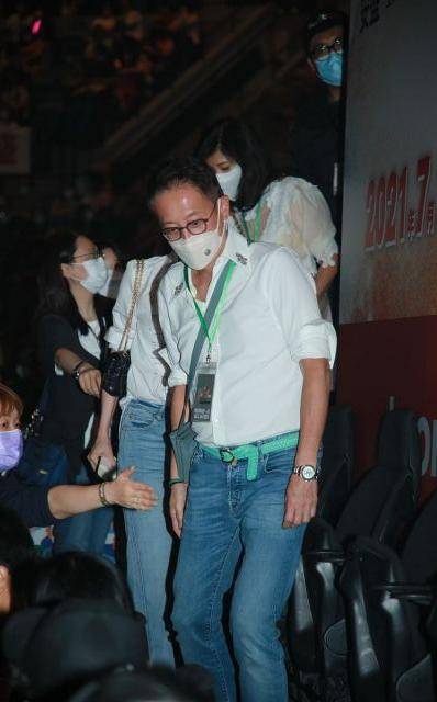 老公|李嘉欣携老公现身黎明演唱会，穿情侣装秀恩爱，男方绿腰带太扎眼