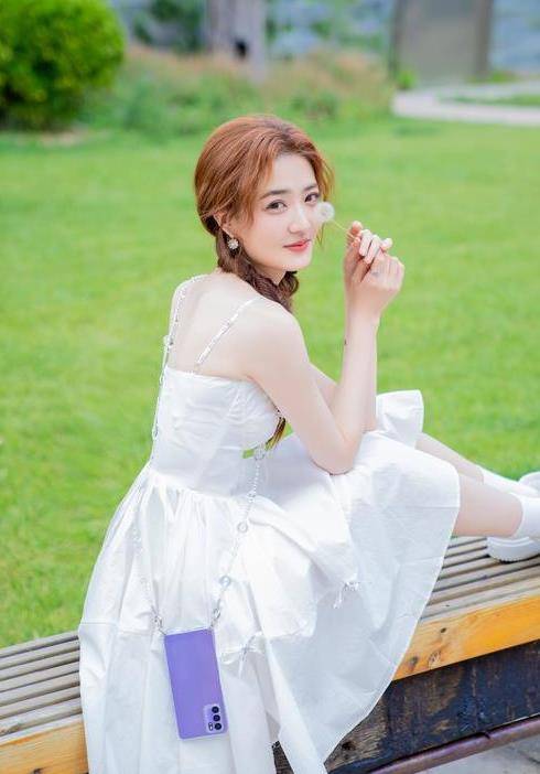 短裙|徐璐机场私服,白色连衣短裙戴棒球帽青春元气,好喜欢