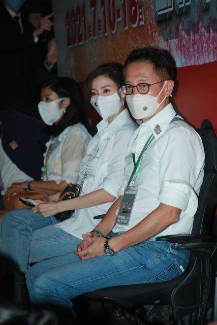 老公|李嘉欣携老公现身黎明演唱会，穿情侣装秀恩爱，男方绿腰带太扎眼