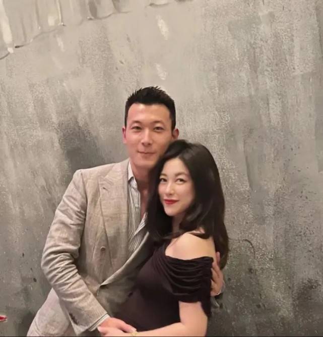 朱珠|朱珠最美孕妇造型曝光！过生日像走红毯，挺8月大肚子穿黑色礼服