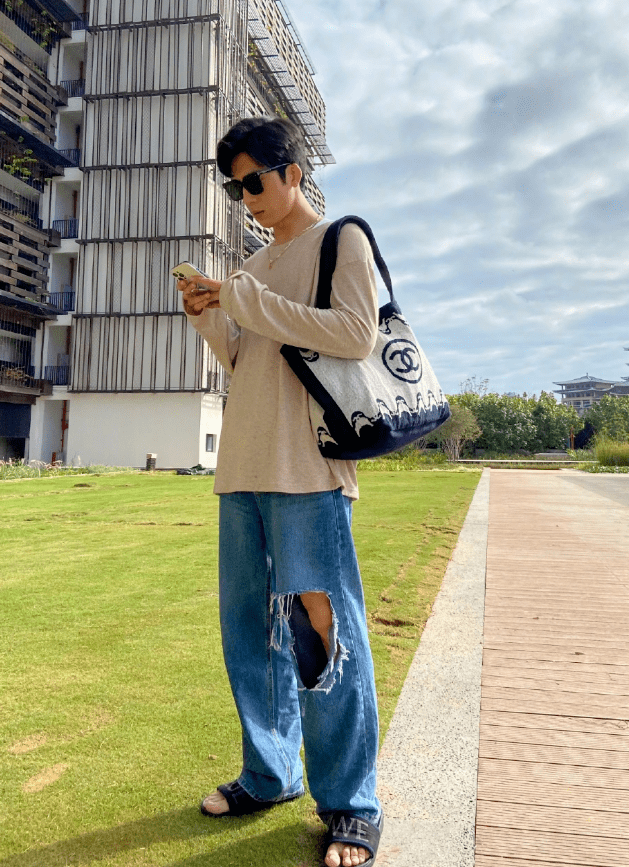 显得|还在尬吹“顶流”肖战？看井柏然撑伞大片，纯黑丝绒才是真高级