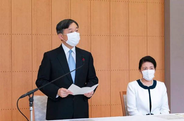 营业|纪子妃学雅子皇后仙气飘飘！一身白与文仁营业好养眼，再现狐狸笑