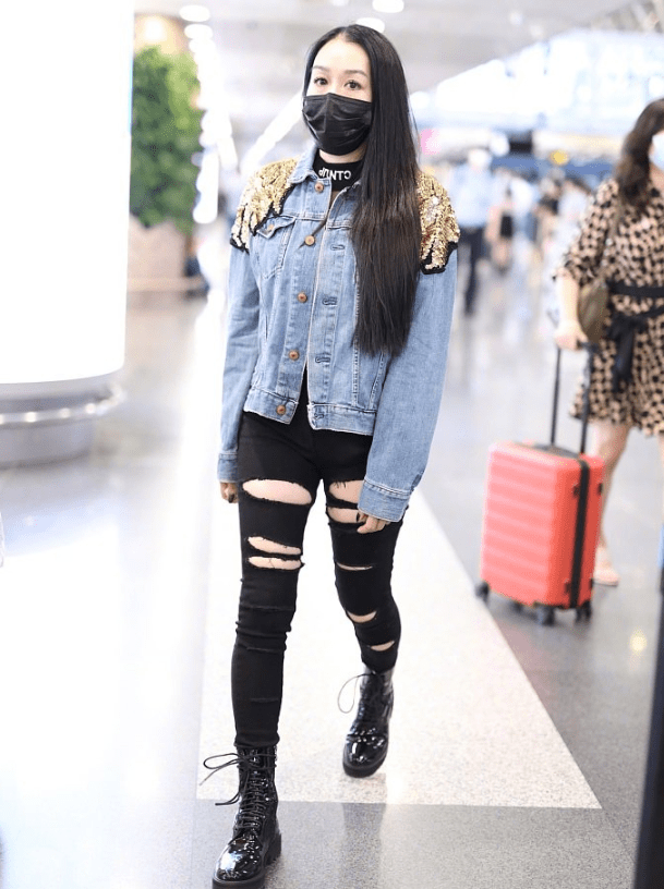 身材|钟丽缇厉害,和两个女儿出门还穿得这么少女,紧身裤配卫衣好时髦