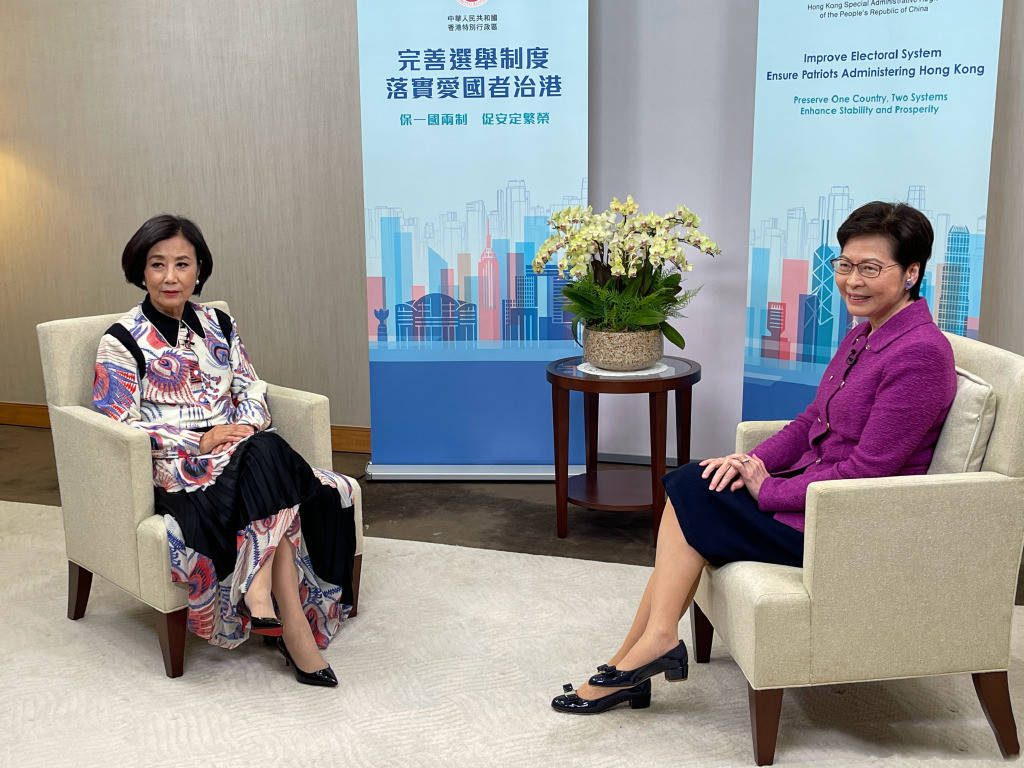 元素|姜还是老的辣？74岁汪明荃同框59岁何超琼，穿透视裙输年龄赢搭配