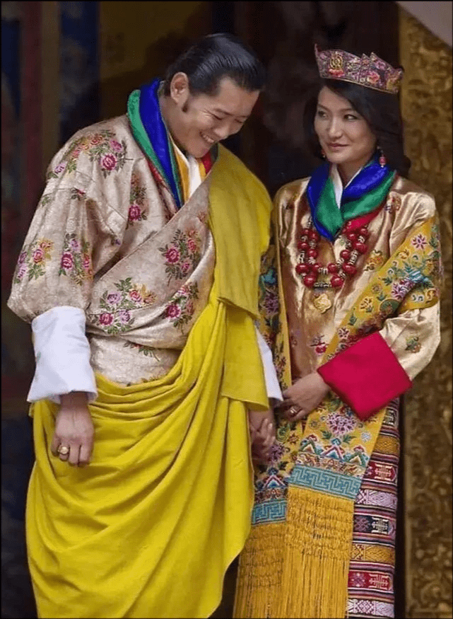 21岁不丹王后，大婚戴绣花王冠比钻石王冠还高贵，用美貌掩饰寒酸