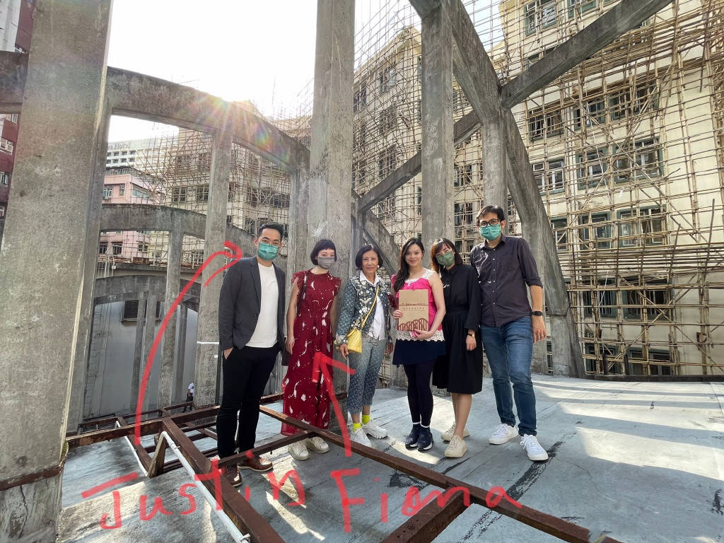 元素|姜还是老的辣？74岁汪明荃同框59岁何超琼，穿透视裙输年龄赢搭配