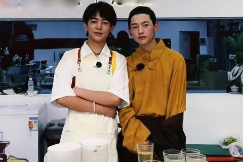 共同受邀出演《中餐厅5》，丁真与弟弟合照曝光！颜值引发热议_节目