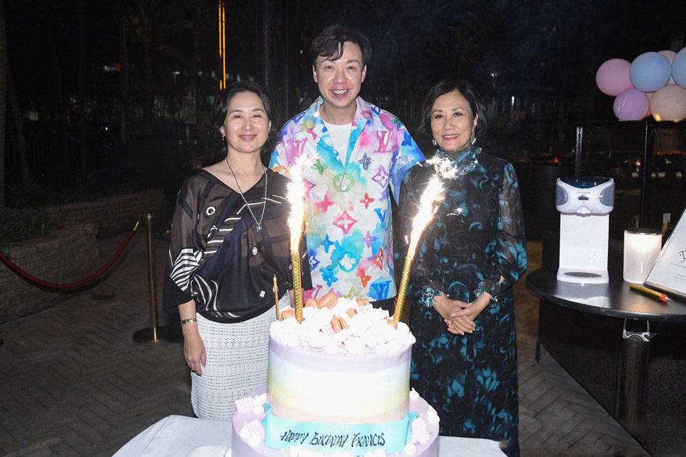 元素|姜还是老的辣？74岁汪明荃同框59岁何超琼，穿透视裙输年龄赢搭配